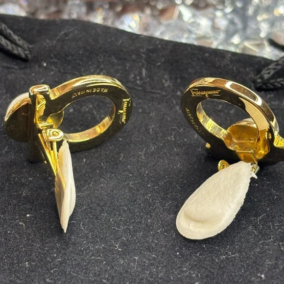 Ferragamo vintage Gancini pearl earrings with COA EUC - Picture 13 of 15